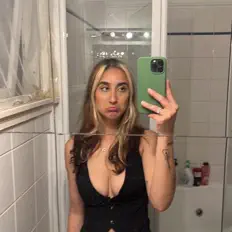 Hör dir NARÖ an, schau dir Musikvideos an, lies die Biografie, finde Tourdaten und mehr!