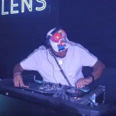 聆聽 Zuku Fx、觀看音樂影片、閱讀小傳、查看巡演日期等！