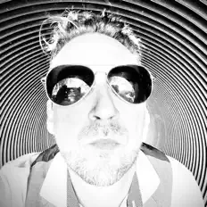 FunkPharmを聴いたり、ミュージックビデオを鑑賞したり、経歴やツアー日程などを確認したりしましょう！