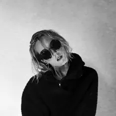 Poslechněte si interpreta Frannie B, sledujte hudební videa, přečtěte si životopis, podívejte se na data turné a další informace.