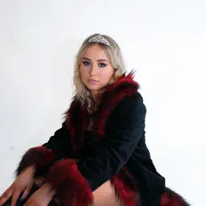 Poslechněte si interpreta Saylor, sledujte hudební videa, přečtěte si životopis, podívejte se na data turné a další informace.