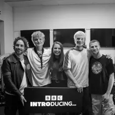 Ascolta Two Weeks In Nashville, guarda video musicali, leggi la biografia, vedi le date del tour & altro!