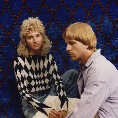 聆聽 Tennis、觀看音樂影片、閱讀小傳、查看巡演日期等！