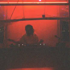 Nisalを聴いたり、ミュージックビデオを鑑賞したり、経歴やツアー日程などを確認したりしましょう！