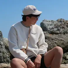 聆聽 Lewis Young、觀看音樂影片、閱讀小傳、查看巡演日期等！