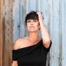 Dengarkan Kosheen, tonton video musik, baca bio, lihat tanggal tur & lainnya!