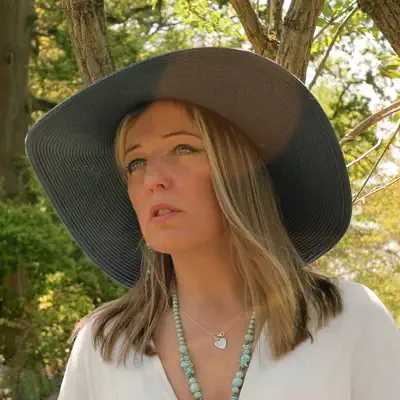 Listen to Sarah Louise, watch music videos, read bio, see tour dates & more!