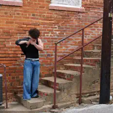 JVY!を聴いたり、ミュージックビデオを鑑賞したり、経歴やツアー日程などを確認したりしましょう！