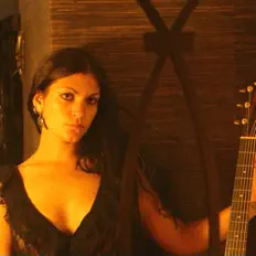 Dengarkan Lilah Moons, tonton video musik, baca bio, lihat tanggal tur & lainnya!