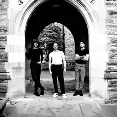 收听 New Hollow、观看音乐视频、阅读小传、查看巡演日期等 ！