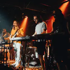 Ociffer을(를) 듣고, 뮤직 비디오를 보고, 약력을 읽고, 투어 일정 등을 확인하세요!