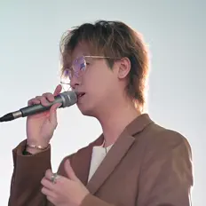 龔耀華 dinle, müzik videolarını izle, biyografisini oku, tur tarihlerini ve daha fazlasını gör!