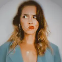 undefined dinle, müzik videolarını izle, biyografisini oku, tur tarihlerini ve daha fazlasını gör!