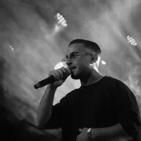 Ascolta undefined, guarda video musicali, leggi la biografia, vedi le date del tour & altro!
