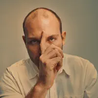 聆聽 undefined、觀看音樂影片、閱讀小傳、查看巡演日期等！