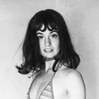 聆聽 undefined、觀看音樂影片、閱讀小傳、查看巡演日期等！