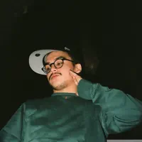 Escucha a undefined, mira videos musicales, lee su biografía, consulta las fechas de las gira y más.