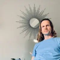 收听 undefined、观看音乐视频、阅读小传、查看巡演日期等 ！