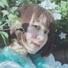 Cahoを聴いたり、ミュージックビデオを鑑賞したり、経歴やツアー日程などを確認したりしましょう！