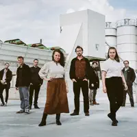 Dengarkan undefined, tonton video musik, baca bio, lihat tanggal tur & lainnya!