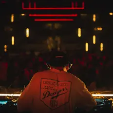 Poslechněte si interpreta ANM, sledujte hudební videa, přečtěte si životopis, podívejte se na data turné a další informace.