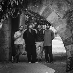 Kambur सुनें, म्यूज़िक वीडियो देखें, बायो पढ़ें, दौरे की तारीखें और बहुत कुछ देखें!