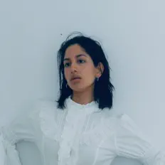 Hör dir YULLOLA an, schau dir Musikvideos an, lies die Biografie, finde Tourdaten und mehr!