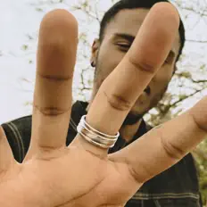 Ascolta Weëzy Couutinho, guarda video musicali, leggi la biografia, vedi le date del tour & altro!