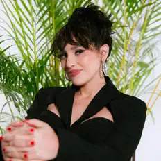 Dengarkan Marissa Mur, tonton video musik, baca bio, lihat tanggal tur & lainnya!