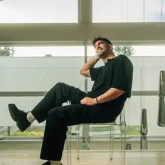 Luister naar LIAM, bekijk muziekvideo's, lees de bio, bekijk de tourdata, en meer!