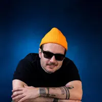 undefined dinle, müzik videolarını izle, biyografisini oku, tur tarihlerini ve daha fazlasını gör!