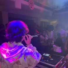 收听 Jalsi、观看音乐视频、阅读小传、查看巡演日期等 ！