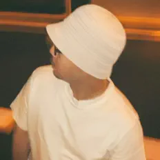 聆聽 ArA、觀看音樂影片、閱讀小傳、查看巡演日期等！