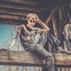 Hör dir Holiday Nils an, schau dir Musikvideos an, lies die Biografie, finde Tourdaten und mehr!