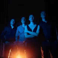聆聽 Red Largo、觀看音樂影片、閱讀小傳、查看巡演日期等！