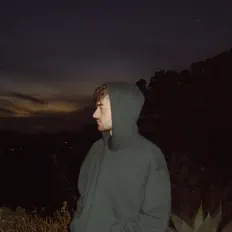 收听 LEVII、观看音乐视频、阅读小传、查看巡演日期等 ！