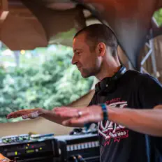 Poslechněte si interpreta Sabretooth, sledujte hudební videa, přečtěte si životopis, podívejte se na data turné a další informace.