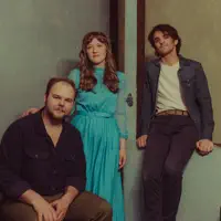 undefined dinle, müzik videolarını izle, biyografisini oku, tur tarihlerini ve daha fazlasını gör!