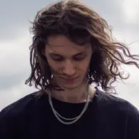 聆聽 undefined、觀看音樂影片、閱讀小傳、查看巡演日期等！