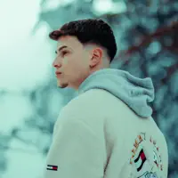 聆聽 undefined、觀看音樂影片、閱讀小傳、查看巡演日期等！