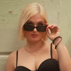 MADRiiNA을(를) 듣고, 뮤직 비디오를 보고, 약력을 읽고, 투어 일정 등을 확인하세요!