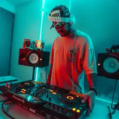 Escucha a Sabesdesebas, mira videos musicales, lee su biografía, consulta las fechas de las gira y más.