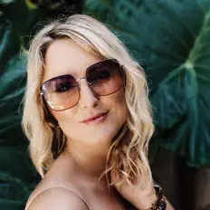 Listen to Chloe Clouds, watch music videos, read bio, see tour dates & more!