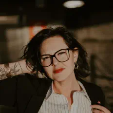 收听 Betsy Erickson、观看音乐视频、阅读小传、查看巡演日期等 ！