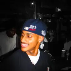 Hör dir CLA an, schau dir Musikvideos an, lies die Biografie, finde Tourdaten und mehr!