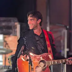 Poslechněte si interpreta Ryan Ernest, sledujte hudební videa, přečtěte si životopis, podívejte se na data turné a další informace.