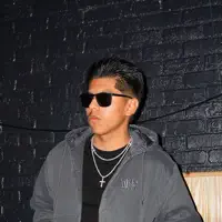 Poslechněte si interpreta undefined, sledujte hudební videa, přečtěte si životopis, podívejte se na data turné a další informace.