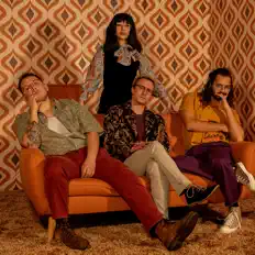 Immigrant's Childを聴いたり、ミュージックビデオを鑑賞したり、経歴やツアー日程などを確認したりしましょう！