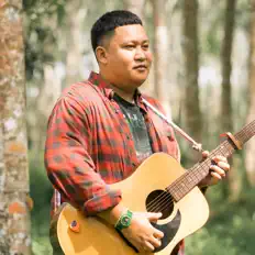 Ouça จ้องน้อย หรอยเว่อร์, assista a videoclipes, leia a biografia, veja as datas das turnês e mais!