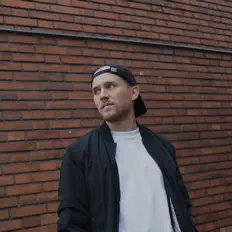 akamasを聴いたり、ミュージックビデオを鑑賞したり、経歴やツアー日程などを確認したりしましょう！